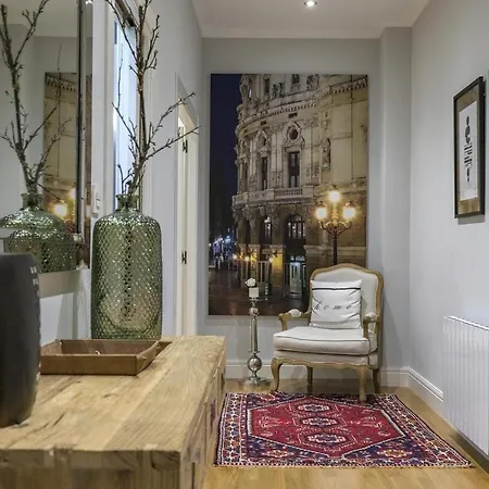 Amplio Y Confortable En El Casco Viejo Con Parking Privado